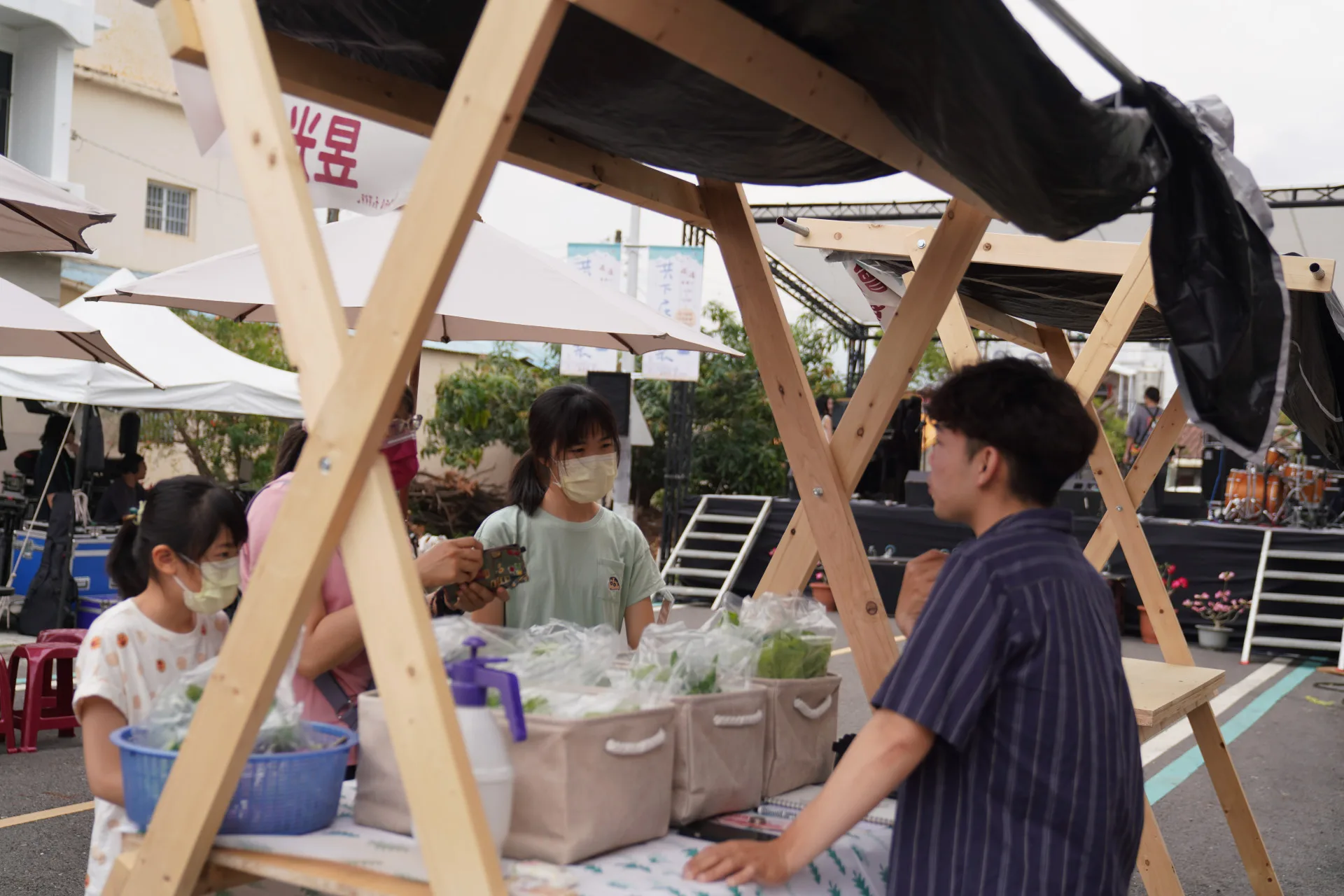 2026屏東新埤「共下庄頭聚」,在地小農參與市集,與民眾親切交流互動。