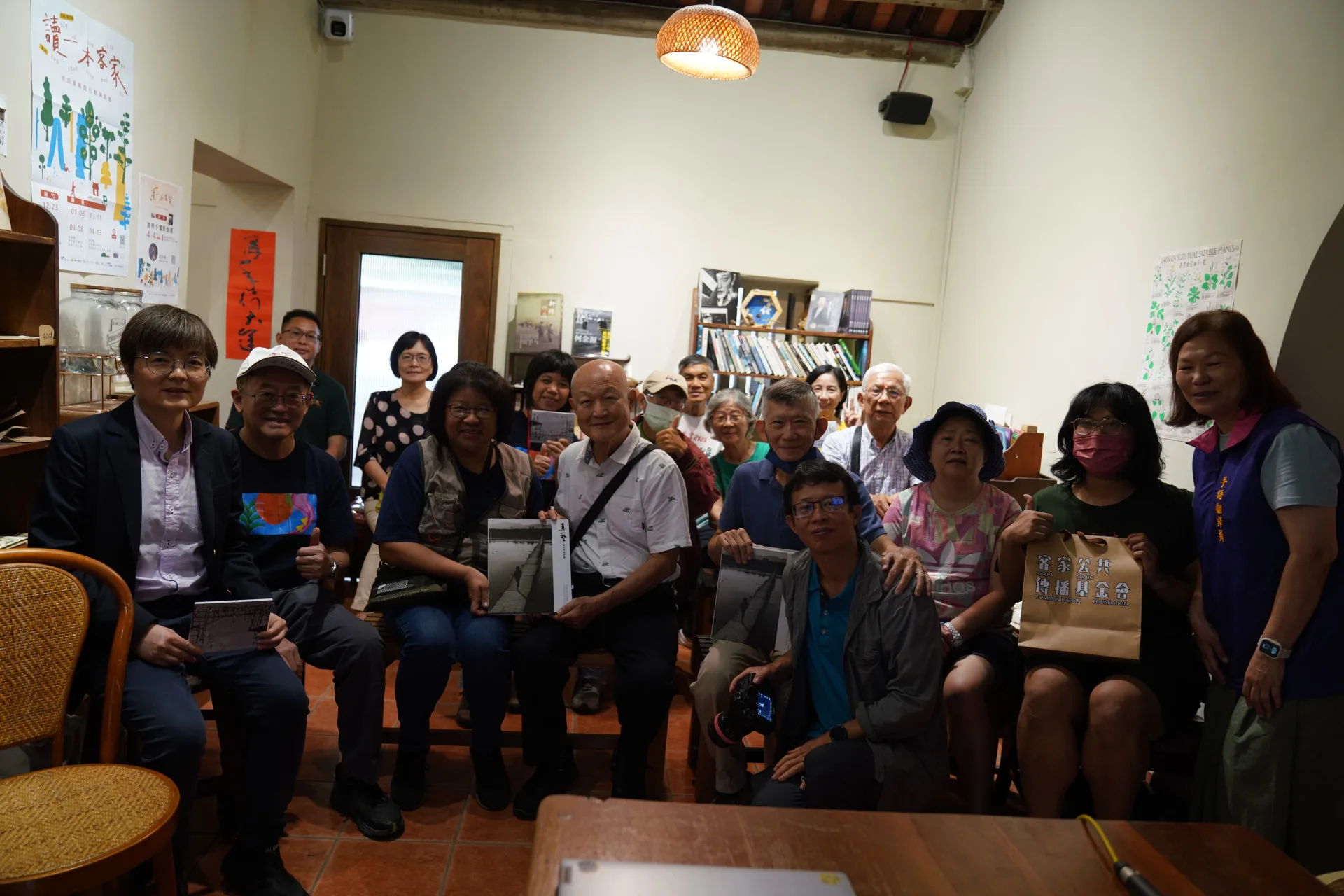 <讀一本客家>巡迴書展屏東新埤場的攝影講座,與談人邱才彥、李慧宜與參與民眾合影。廖文琪攝