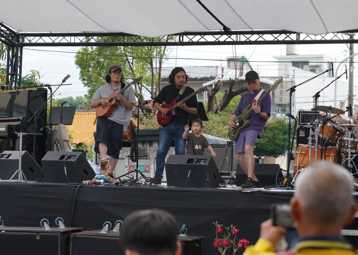 屏東新埤「共下庄頭聚」　「山狗大」首度封街直立式鋼琴演唱會