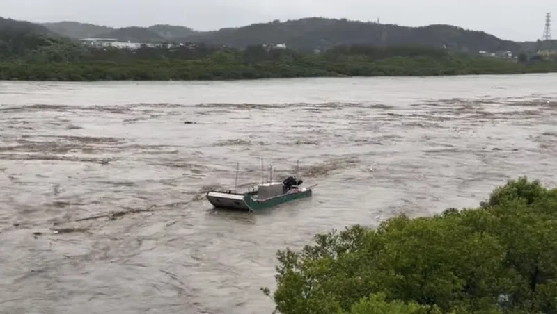 苗栗縣4日凌晨至清晨大雷雨，中港溪河水暴漲，竹南鎮港墘里長林裕章接連目擊3艘膠筏直接被沖出海。（林裕章提供）中央社