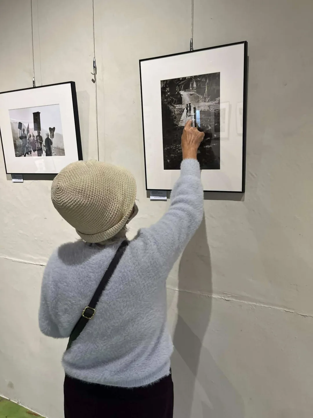 <讀一本客家>巡迴書展暨行動攝影展屏東新埤場,於共下藝廊展出,民眾指著照片說,這是我家。共下咖啡提供