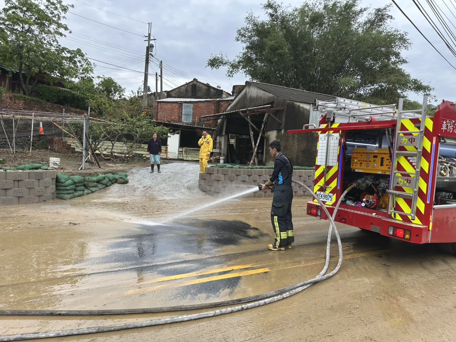 苗栗遭逢強降雨，致嚴重淤泥，消防義消投入災後清理工作。苗栗縣政府消防局提供