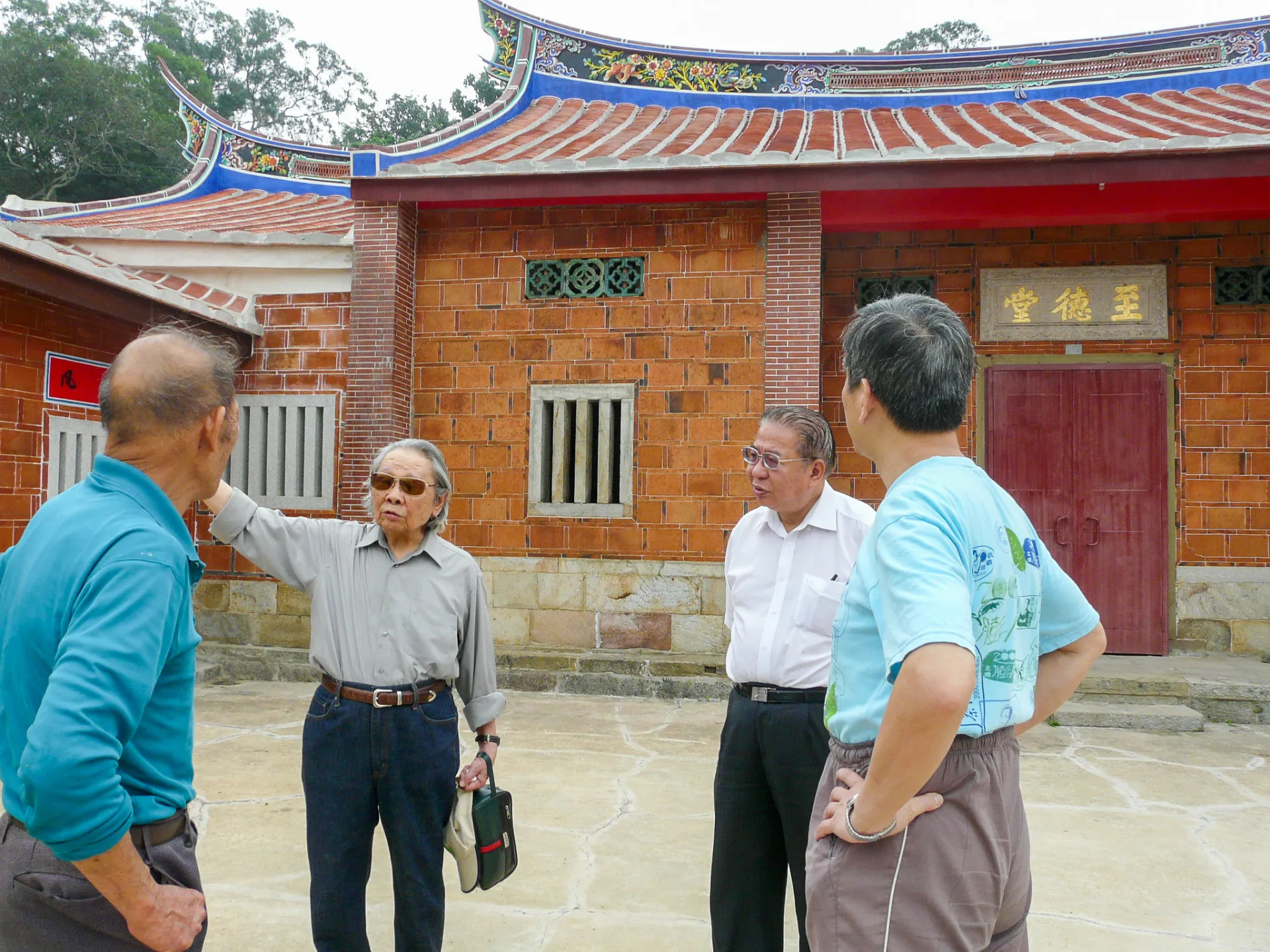 鍾老(左二)聽說要一起去吳濁流故居,他比誰都高興,還充當解說員,講累了我們一起去新埔街上吃粄條。2011,新埔,楊國鑫提供