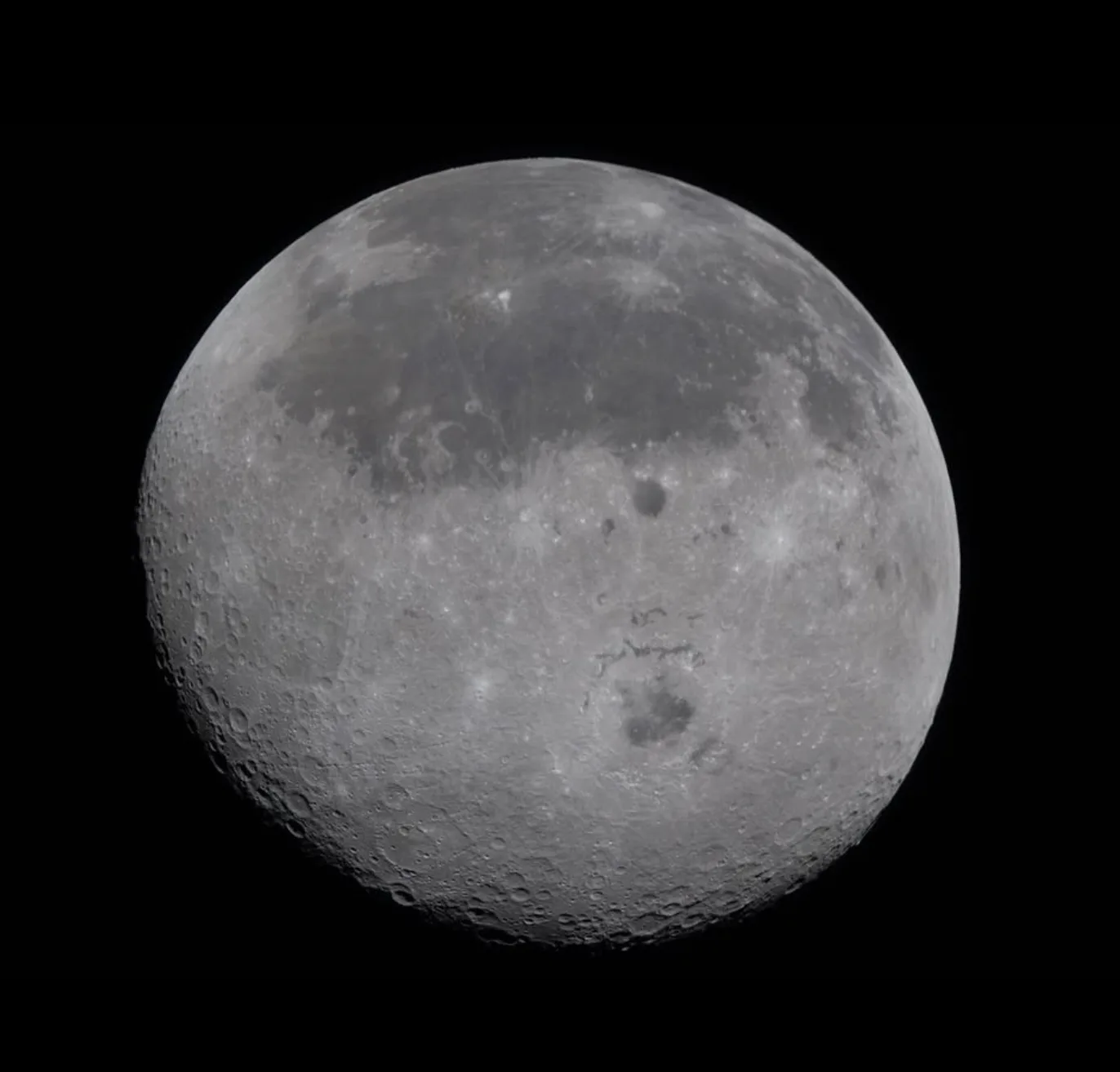 根據法新社報導，阿提米絲2號太空人正在進行一場具里程碑意義的繞月飛行，預計將花費超過6小時分析並記錄月球表面的特徵。翻攝自NASA IG