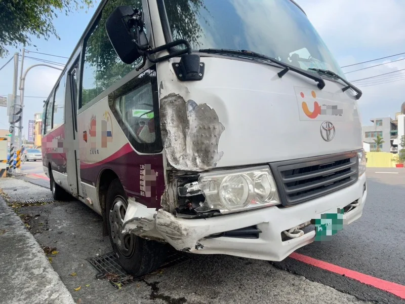 苗栗縣三義鄉公所委外觀光巴士駕駛陳姓男子,酒後私自把巴士開上路,途中擦撞路邊車輛,事發後酒測值高達1.14毫克,幸未釀傷亡。三義鄉長呂明忠6日痛罵「太可惡」,將要求廠商說明為何管理如此鬆散。警方提供