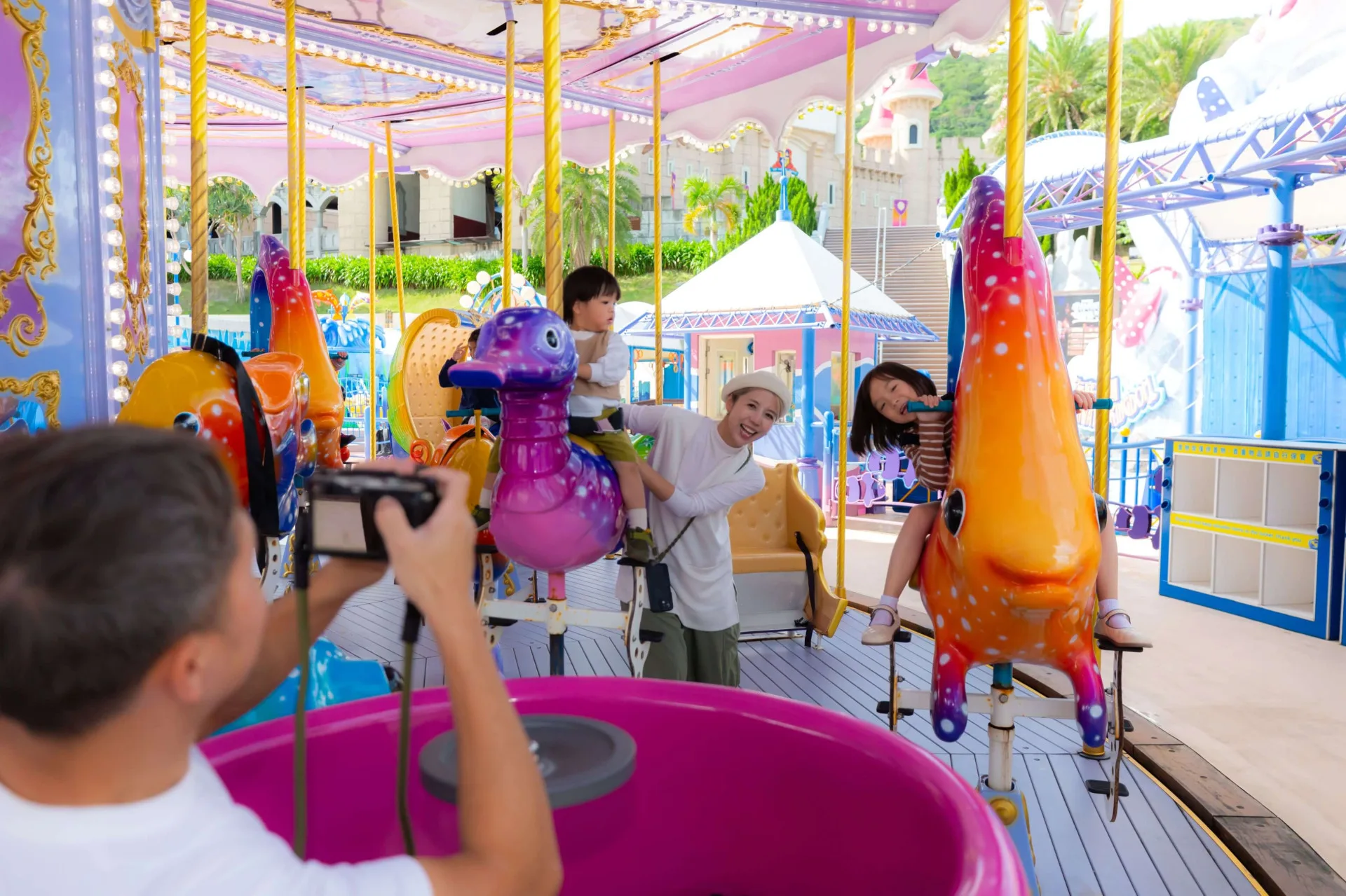 遠雄海洋公園推出親子強檔限定優惠活動，4月30日前搭同行者購買全票12歲以下免費玩海洋探索館、水晶城堡及遊客設施。遠雄海洋公園提供