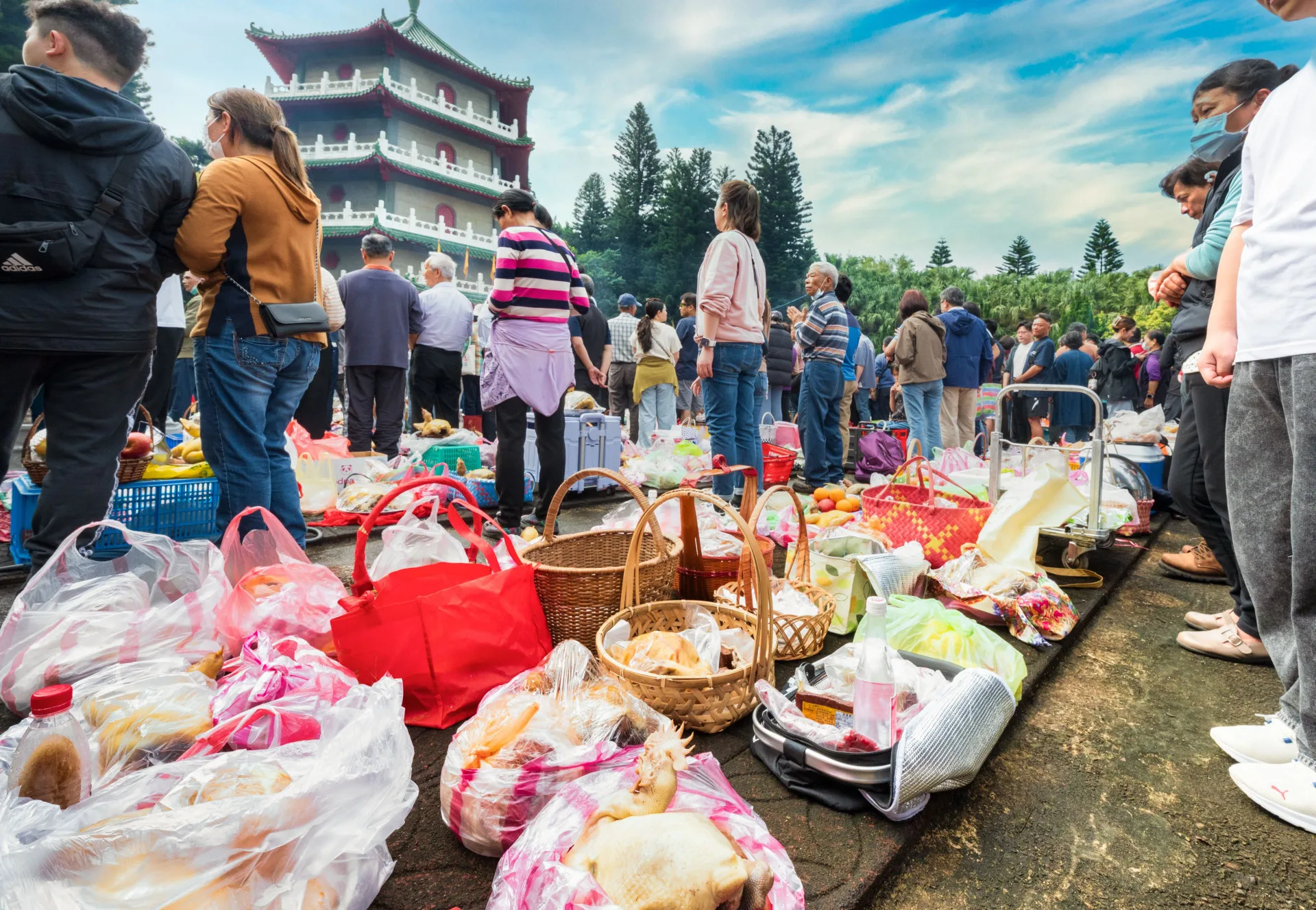 「葉五美宗族清明掃墓」5日湧入約8000人祭祖，場面盛大。桃園市政府提供