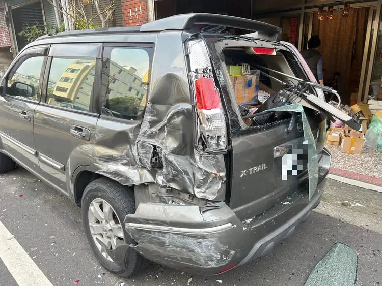 苗栗縣三義鄉公所外包「觀光巴士」在市區撞及路旁停放轎車後逃逸。圖片民眾提供