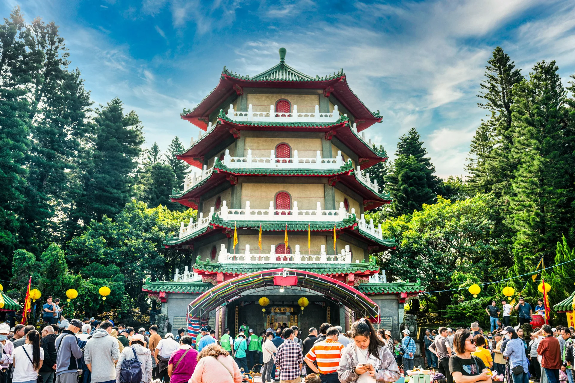 桃園新屋「葉五美宗族清明掃墓」每年清明時節參與宗親達數千人，5日也湧入約8000人祭祖。桃園市政府提供