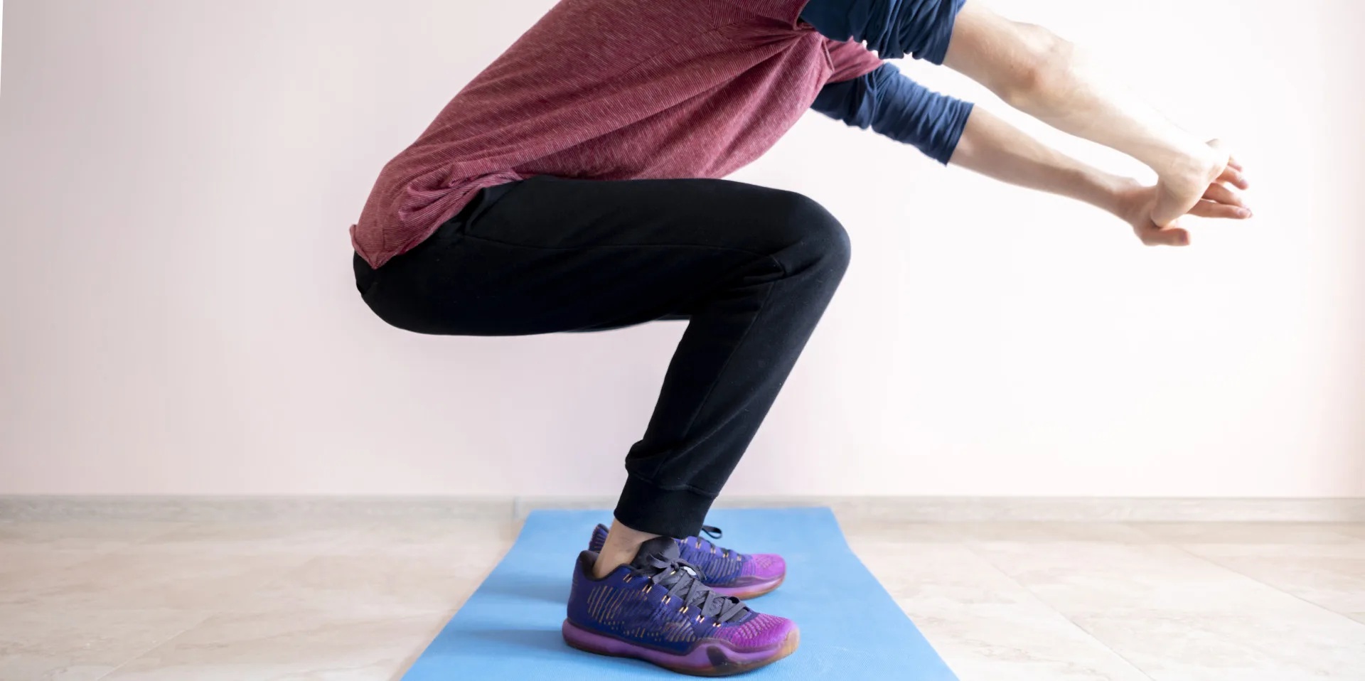 在運動方面,林祐萱建議先從基礎動作開始,訓練前先進行「踝關節繞圈」與「踮腳尖」暖身,提升下肢穩定度;日常可透過「深蹲」,強化大腿與核心肌群。資料圖源envato