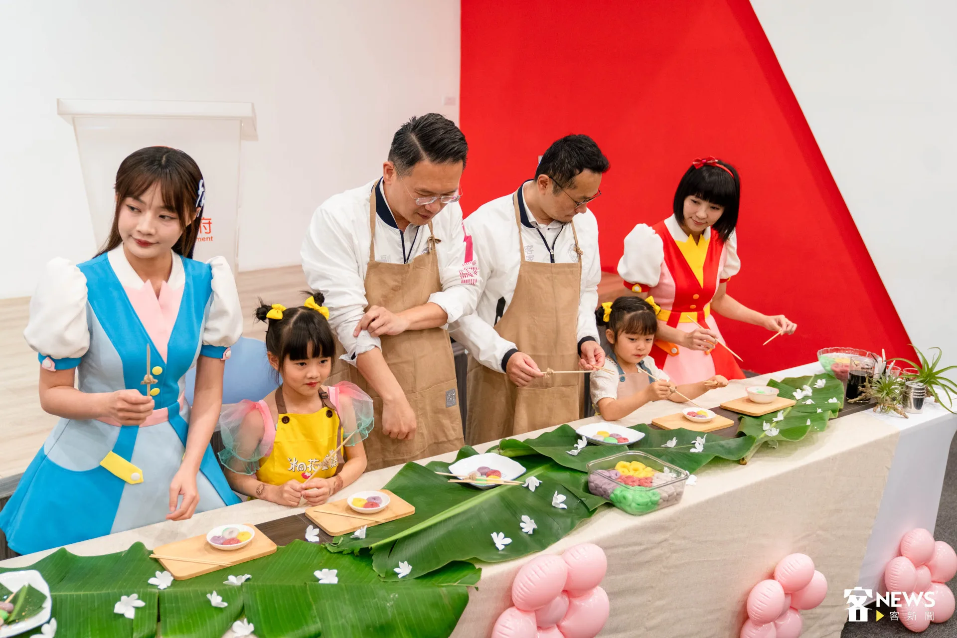 桃園市副市長蘇俊賓、客家局局長范姜泰基手作牛汶水串串體驗。范修語攝