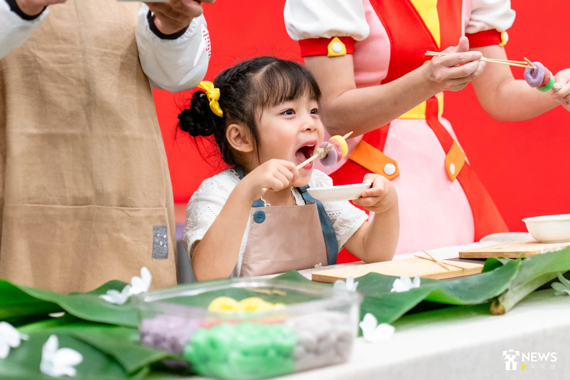 五彩繽紛的牛汶水，小朋友迫不及待想要放入口中品嚐。范修語攝