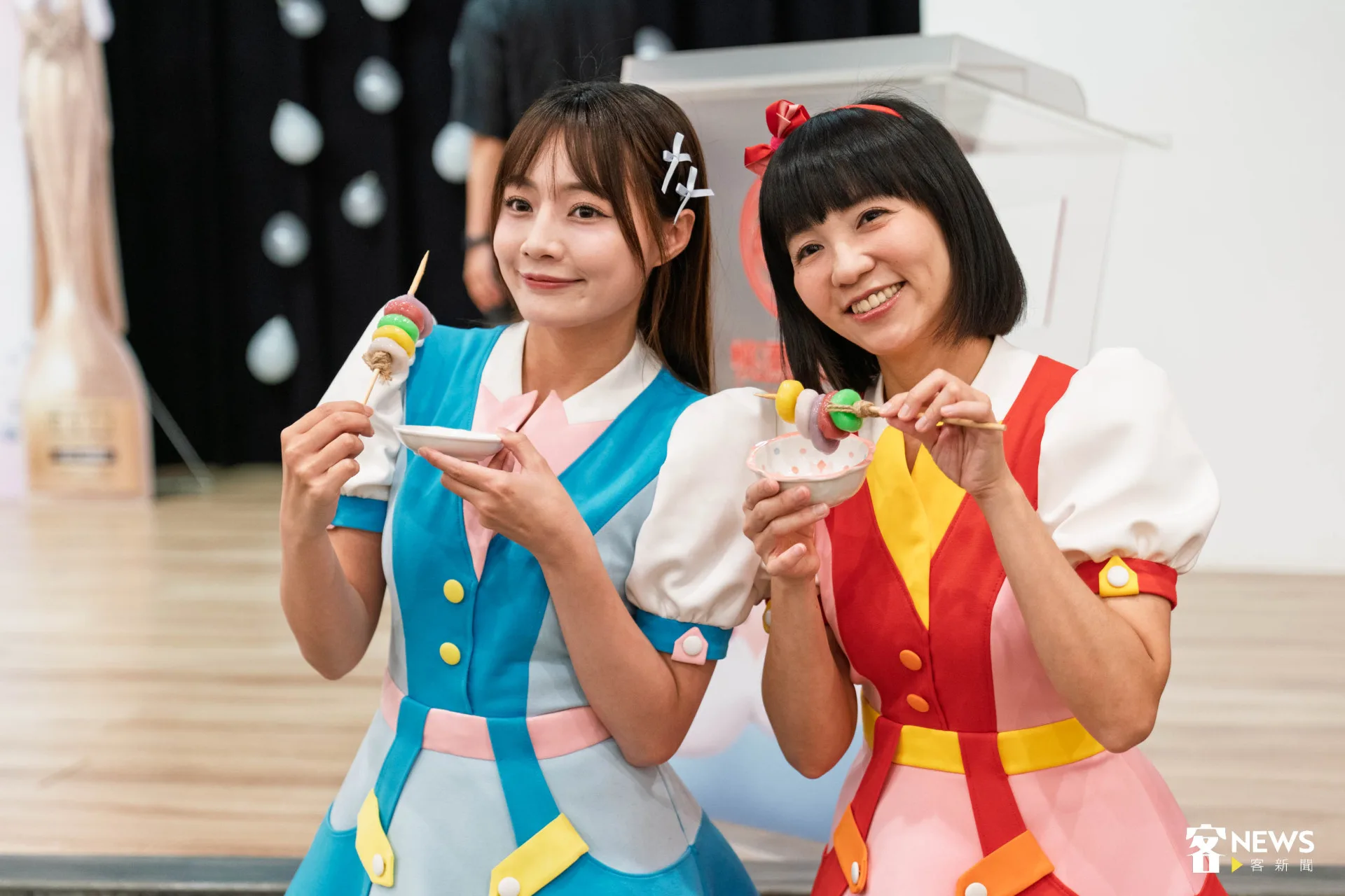 桐花祭有許多豐富小旅行可以參加，其中包含賞桐、手作體驗等，左起雲朵姐姐、草莓姐姐。范修語攝