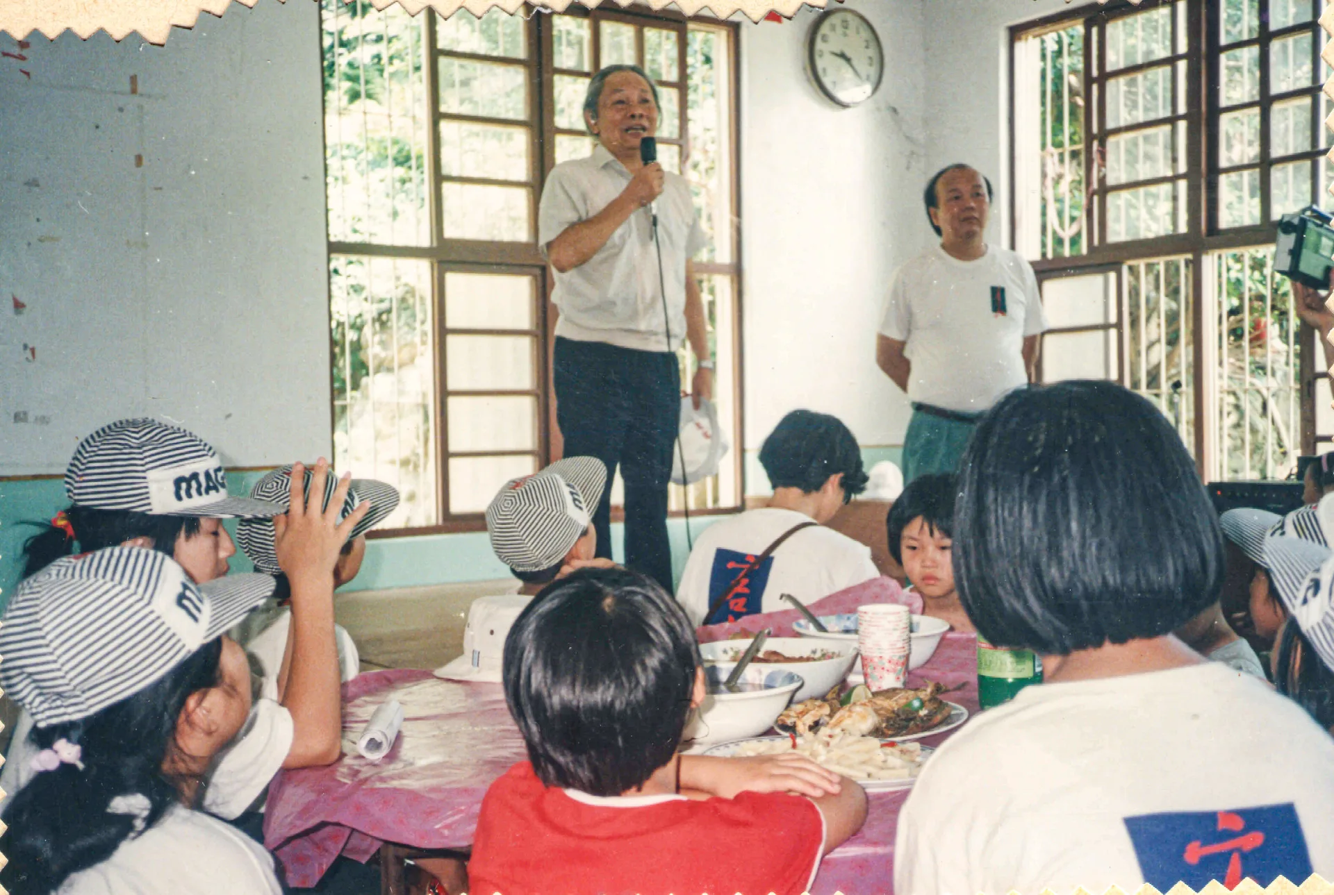 林光華擔任新竹縣長時,將文化局旁的新道路命名為「吳濁流路」,並與鍾肇政一同揭幕。這張照片是客家夏令少年營鍾老給予勉勵,右邊就是林光華。1991,新埔義民廟,楊國鑫提供