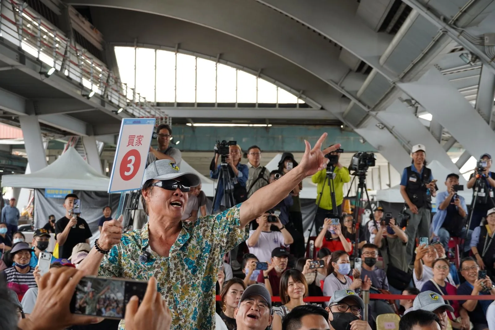 屏東第一鮪今(8)日拍賣,現場喊價氣氛熱烈,最後以每公斤新台幣1萬600元拍出,單價創新高,總金額201萬4000元。屏東縣政府提供