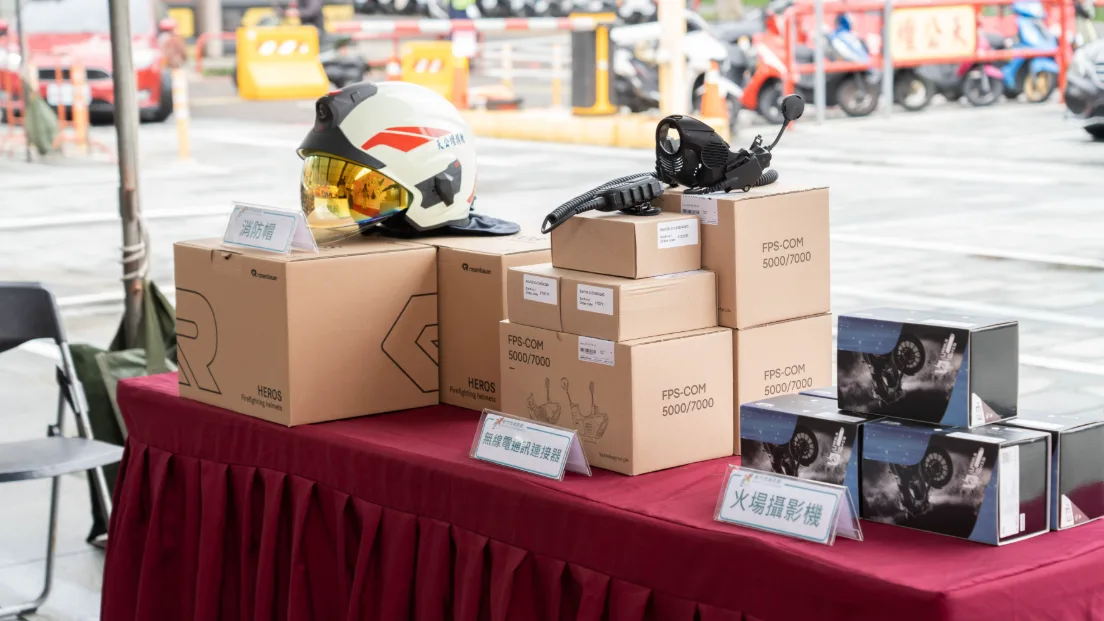 天公壇捐贈無線電通訊連接器、火場攝影機及消防安全帽。新竹市政府提供