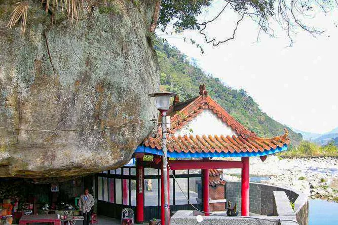 南庄中港溪沿岸亦有供奉楊載雲的小廟,依附巨大岩壁而建或以石爺之名呈現。陳權欣攝