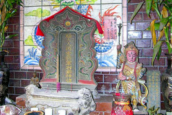 南庄神桌山下中港溪畔楊統領變成石爺享受南庄鄉民的很重要廟宇祭拜。陳權欣攝