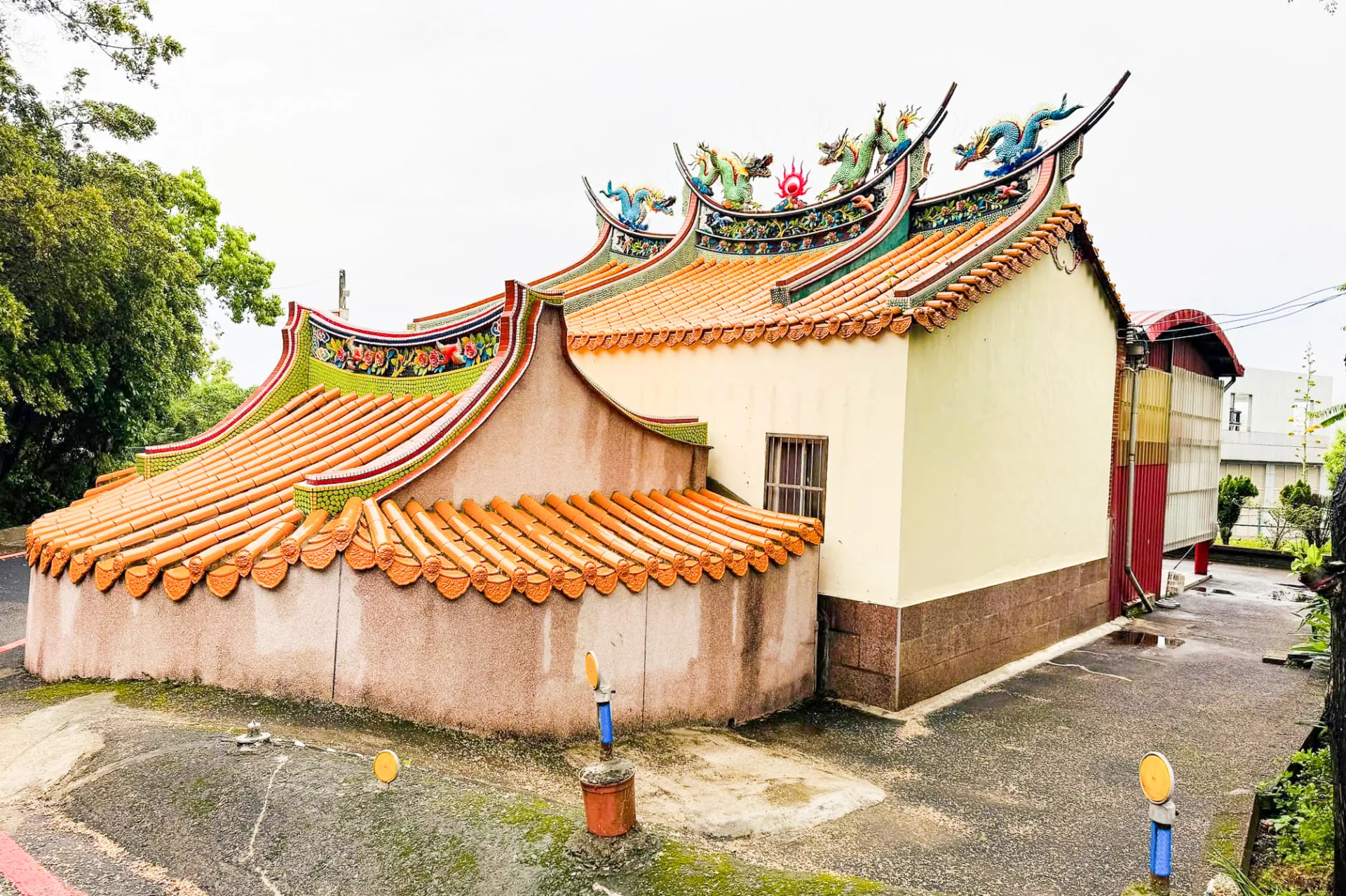桃竹苗地區亦普遍存在「河南公廟」等特殊信仰。圖為位於科學園區附近的「河南公廟」。陳權欣攝