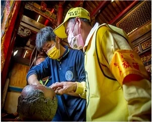 北港朝天宮廟方人員親自為香擔中的香火爐,多加上一層保護層。翻攝北港朝天宮FB