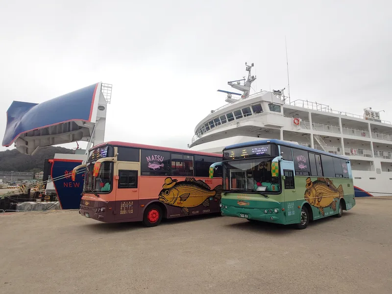 馬祖國際藝術島作品黃魚公車,平時是載送軍民前往目的地的公車,8日首次跨出馬祖,加入白沙屯媽祖進香「香燈腳車」行列,每日停靠定點,提供信眾休憩。圖為公車8日上午停靠在福澳港,準備搭上「新台馬輪」前往台灣本島。中央社