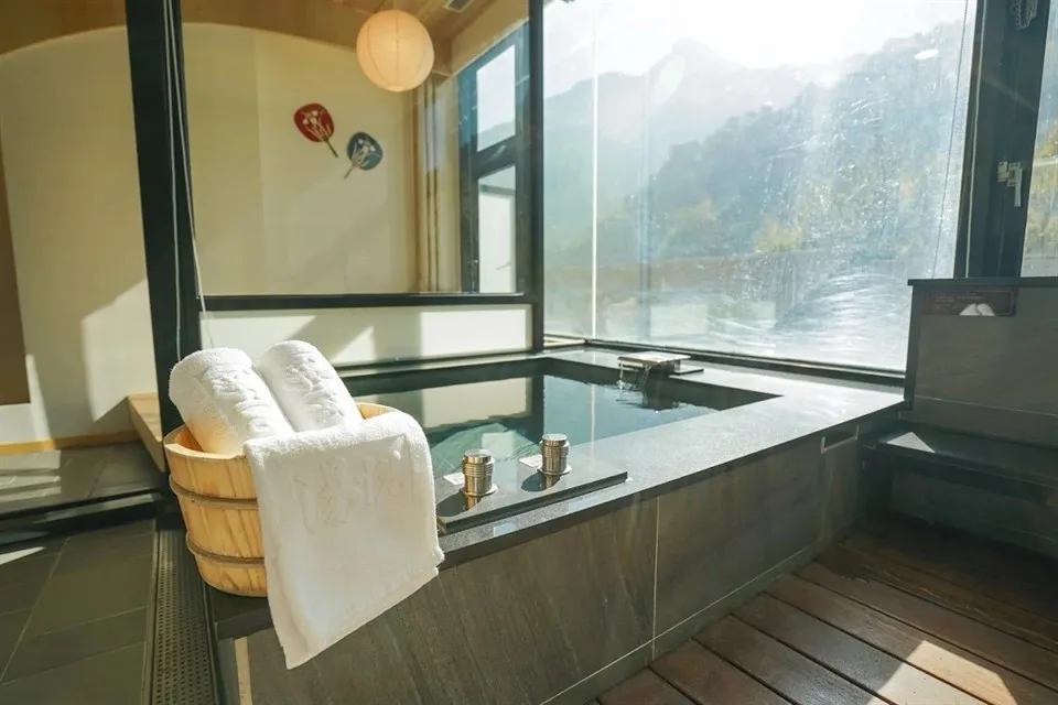 苗栗泰安溫泉憑藉卓越的服務品質與環境美學,榮獲 2025 台灣好湯「十泉十美獎」首獎肯定。參山管理處提供