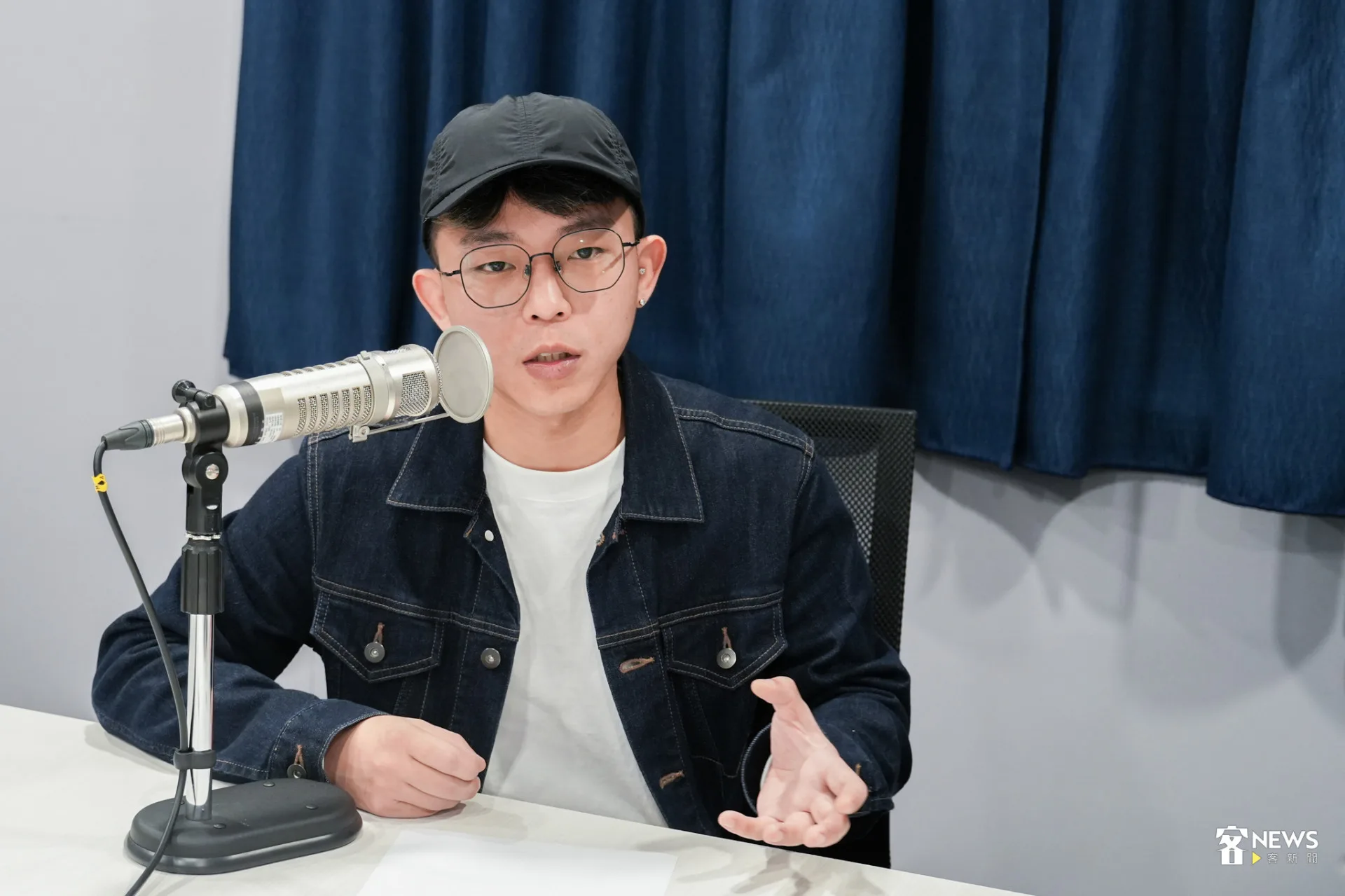 33歲的新銳導演朱平近日受邀至講客廣播電臺，分享《都市開基祖》拍攝理念。蔡依璇攝