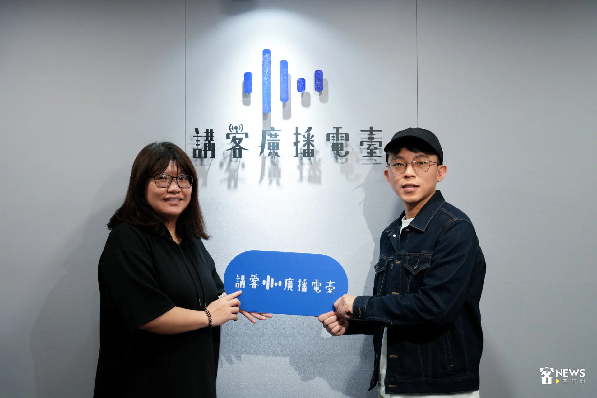 導演朱平（右）與講客廣播電臺節目《FUKI 來了》主持人胡祺梓（左）合影。蔡依璇攝