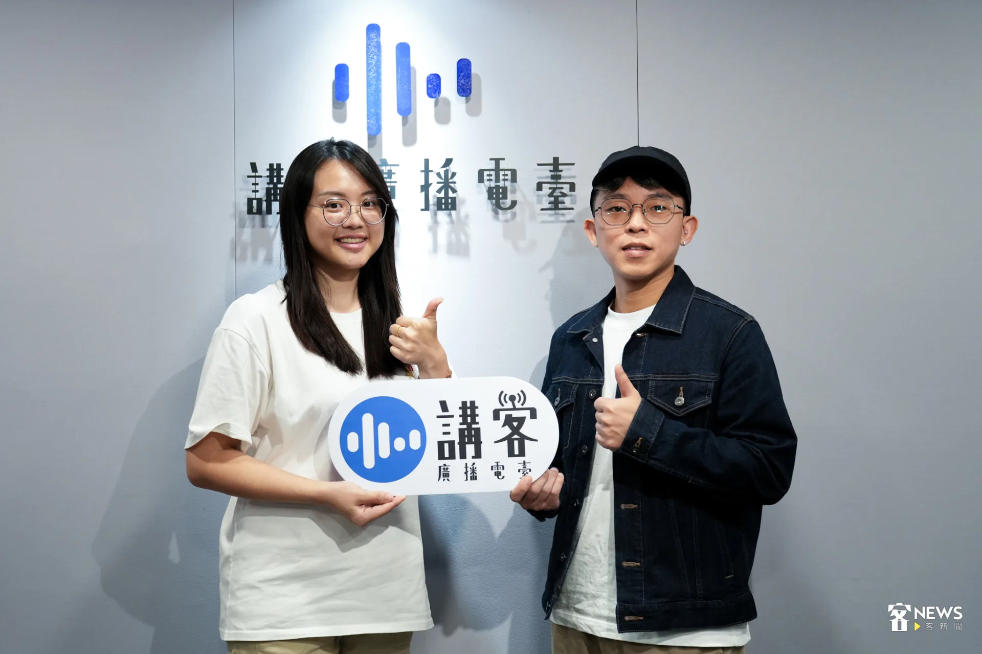 導演朱平（右）與講客廣播電臺節目《如果回到那一天》主持人王于郡（左）合影。蔡依璇攝