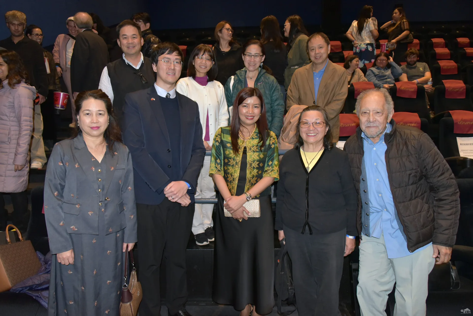 菲律賓總領事Melanie Rita B. Diano(前排中)與中西部客家同鄉會合照。僑務電子報提供