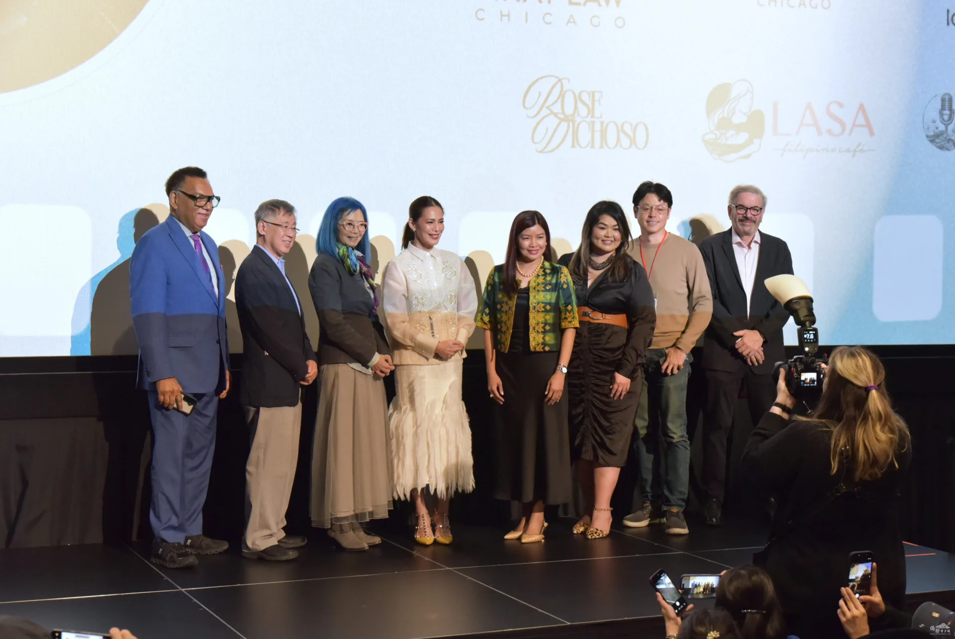 女主角艾奎諾(左四)、菲律賓總領事Melanie Rita B. Diano (右四) 、芝加哥「亞洲躍動影展」創辦人兼執行長王曉菲(左三)、總裁 Colin Hara(左二)與董事共同在映前合照。僑務電子報提供