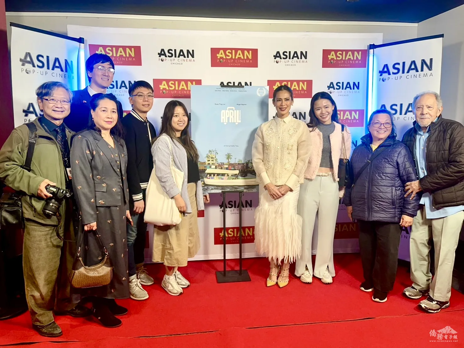 菲律賓影后安潔兒艾奎諾(右四)、辦事處副領事孫鵬翔(後排左)與台僑合照。僑務電子報提供