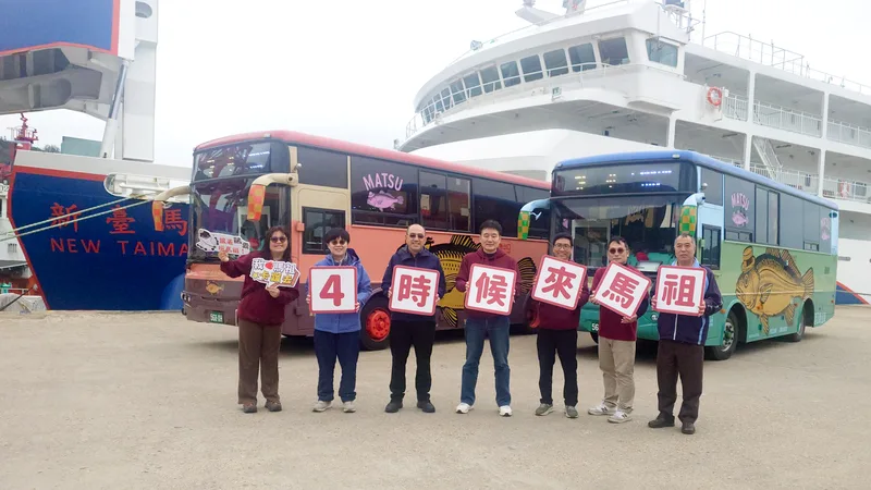 連江縣政府8日宣布,公車處黃魚公車將參與今年白沙屯媽祖進香「香燈腳車」行列,香燈腳接下來能在農曆9月到馬祖參與宗教活動「媽祖昇天祭」,在4至6月到馬祖欣賞藍眼淚奇景,探訪全台唯一供奉少女媽祖像的鐵板天后宮。中央社提供