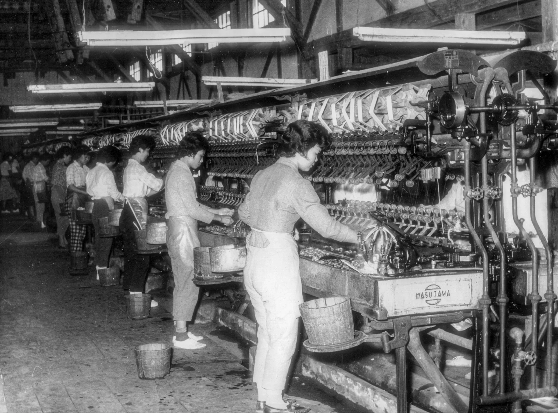 台蠶公司女員工操作半自動繅絲機。邱新霖提供