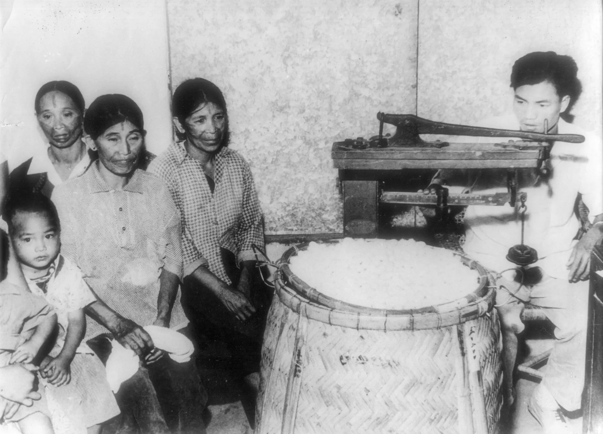 1970年代台灣蠶業最盛時期，山地部落泰雅族人也栽桑養蠶，圖為紋面泰雅族婦女送來蠶繭過磅。邱新霖提供