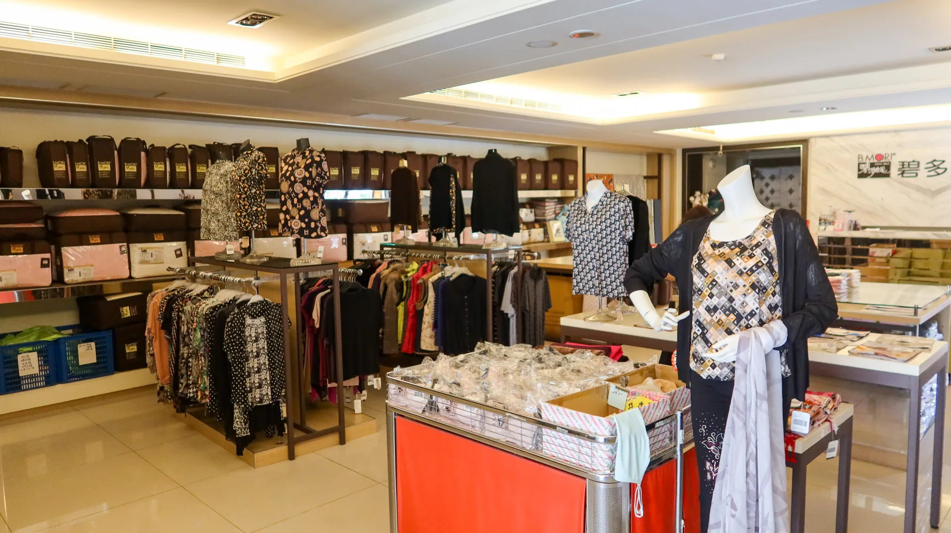 碧多妮蠶絲公司生產的高級絲綢產品，在公館門市部展售。何來美攝