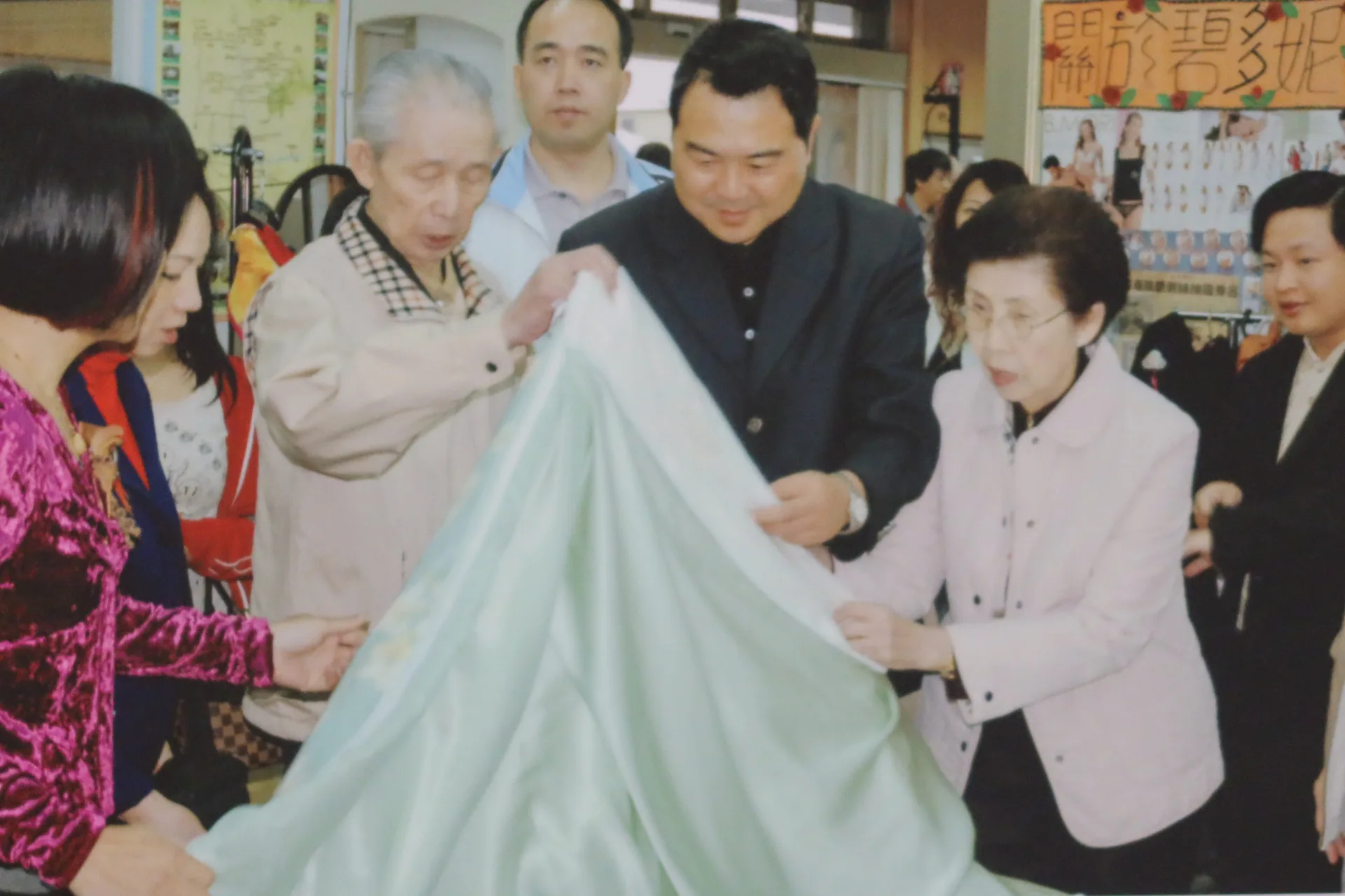 台灣「經營之神」王永慶2007年到碧多妮蠶絲公司參觀，選購絲綢產品，碧多妮董事長徐志榮到場接待。何來美翻攝