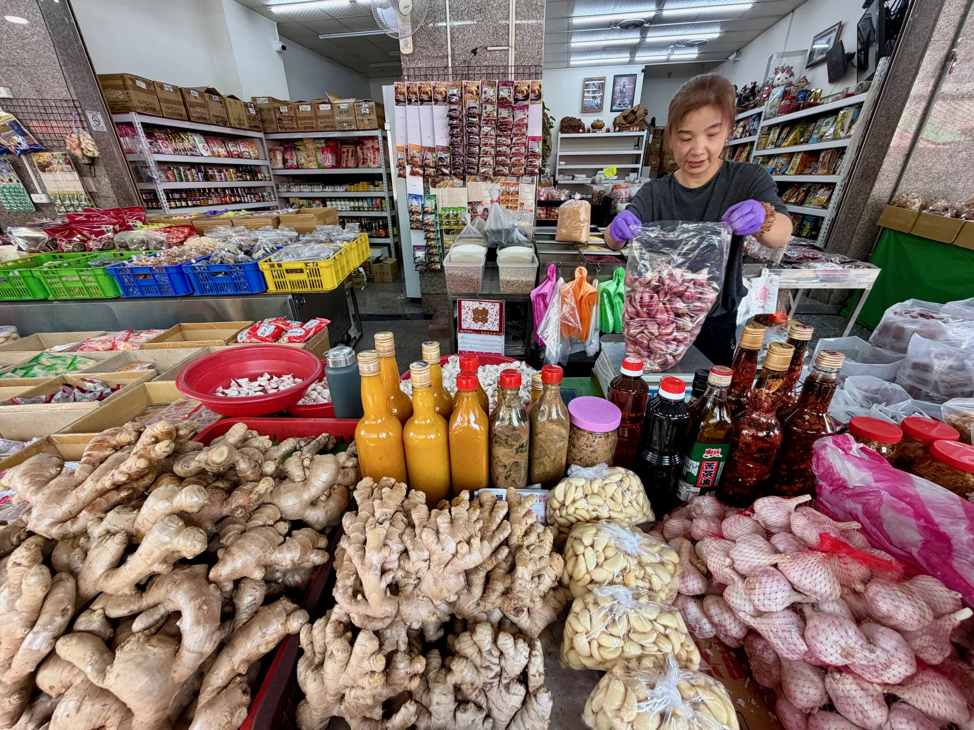 東勢菜市場,客家味濃濃,桔醬油蔥酥等多樣食材都能看到。客家委員會提供