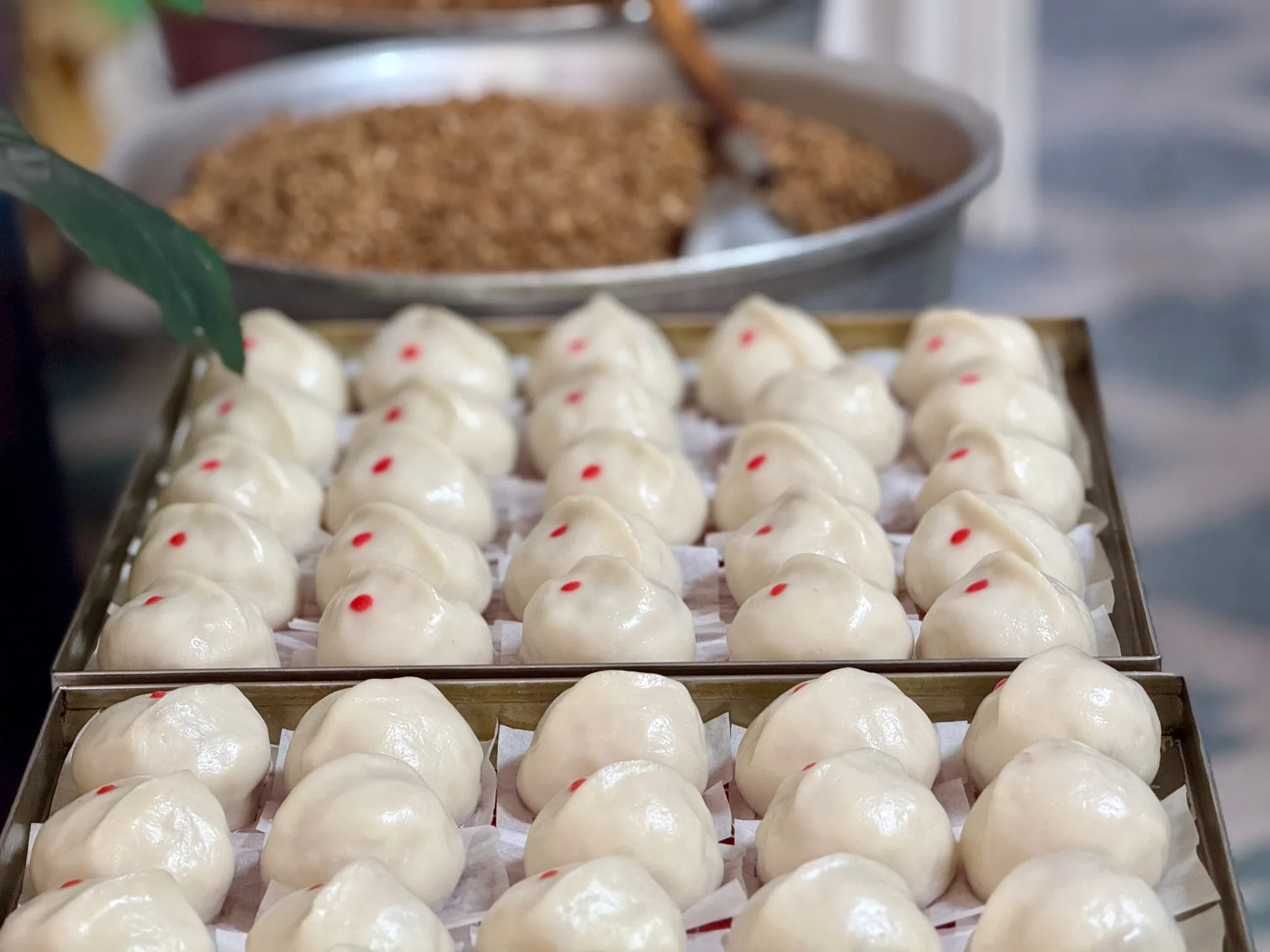 幾乎每個菜市場都有這樣的客家菜包,用蓬萊米與糯米做外皮,內餡滿滿蘿蔔絲與獨家配料,每家各有特色。客家委員會提供