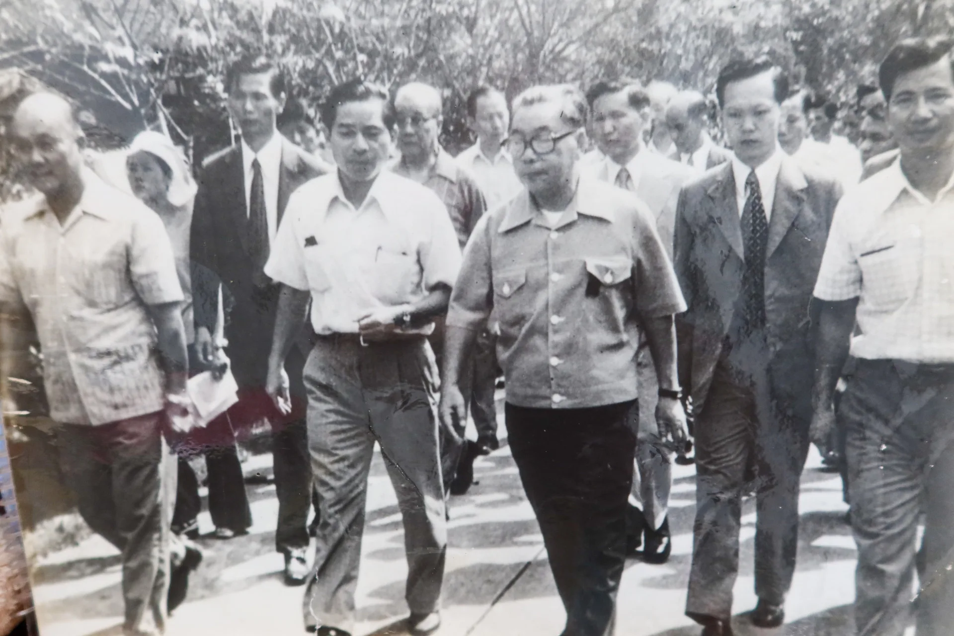 蔣經國（前排中）擔任行政院長時到台灣蠶絲公司參觀，台蠶股東巫綤旭（前排右一）、陳華木（前排左一）、江炳松（前排左二）前來迎接。邱新霖提供