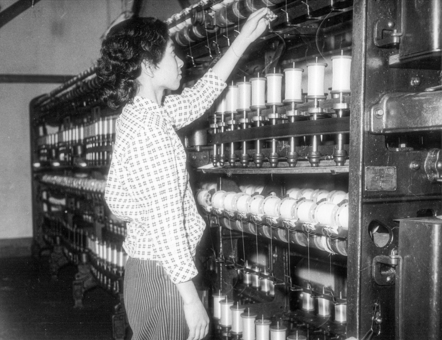 台蠶公司女員工在操作撚絲機。邱新霖提供