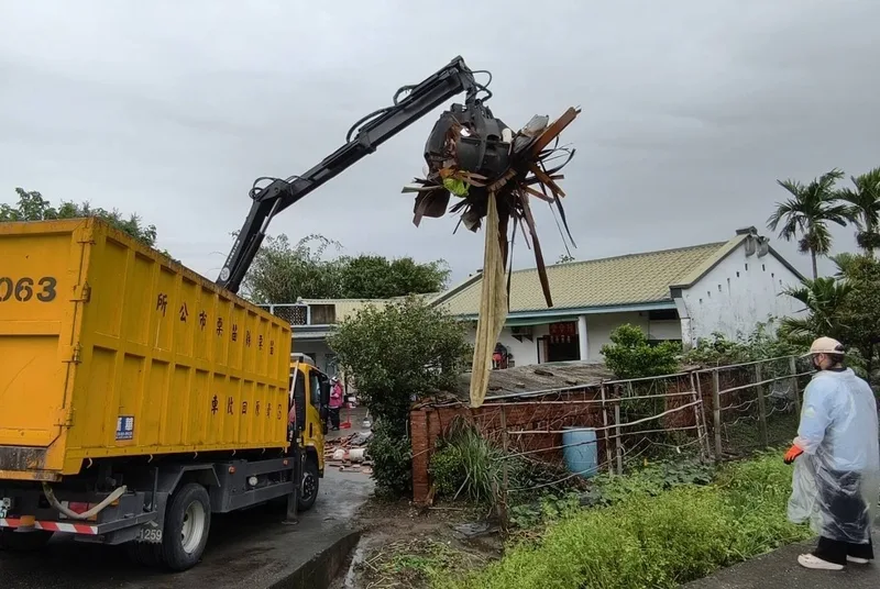 苗栗市福安里一處三合院因4日凌晨豪雨淹水達60公分,市公所連日出動抓斗車破碎清運,協助民眾儘早完成災後家園整理。中央社
