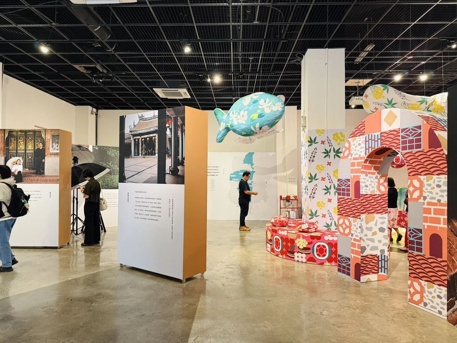 屏菸1936文化基地整修後重新開放，客家館首檔特展「就在前方，我那依山依水的客家」今（9）日舉行開幕活動。屏東縣政府提供