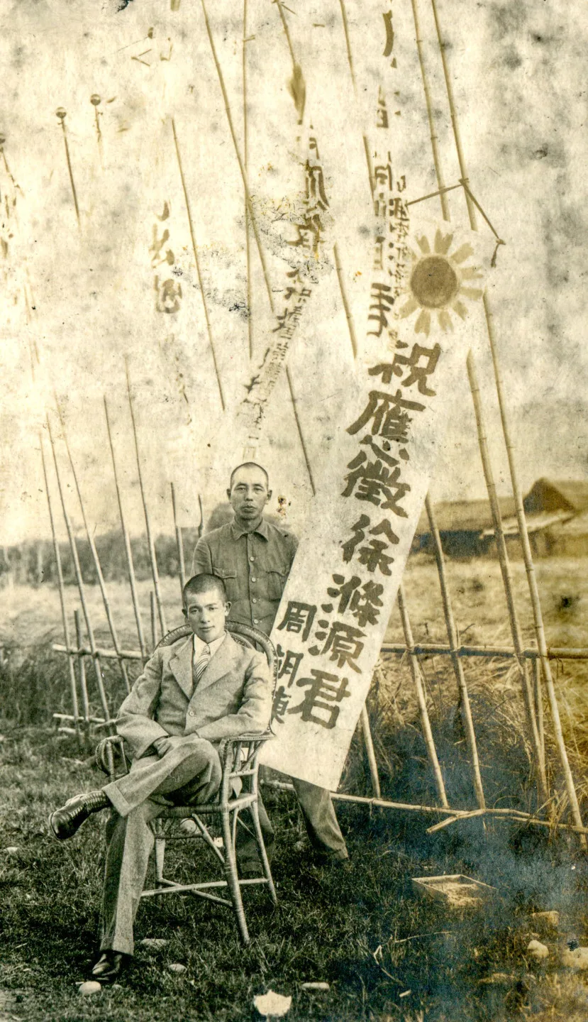 徐滌源（坐者）是台灣蠶業的推手，圖為他1938年一度應徵從軍的照片。邱新霖提供