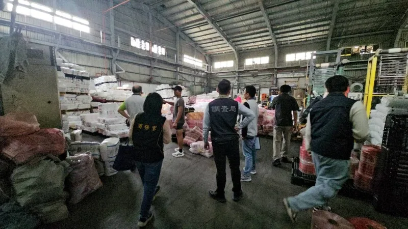 士林地檢署8日會同新北市政府經濟發展局、調查局新北市調查處及新北市政府警察局汐止分局,前往新北市上游塑膠製品供應商進行查察。士林地檢署提供