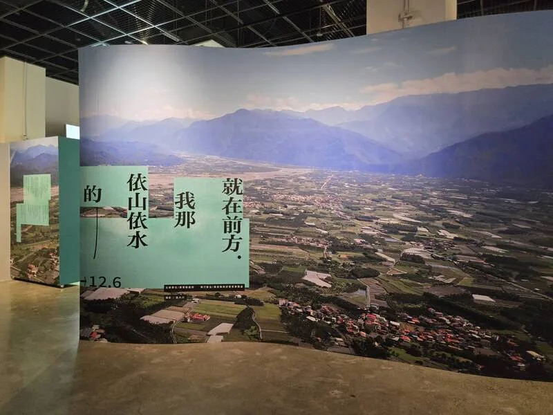 屏菸1936文化基地客家館即日起推出首檔特展「就在前方，我那依山依水的客家」，結合20名客籍作家文學與攝影作品，重新詮釋21世紀客家樣貌。中央社