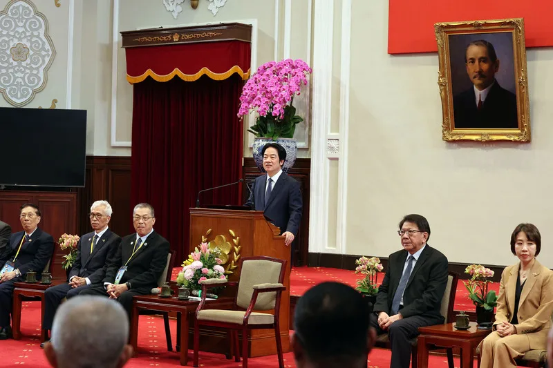 總統賴清德(後右3)9日上午接見亞洲台灣客家聯合總會2026參訪團表示,上任以來全力推動「客家六箭」,全面支持客家發展。未來將持續強化經貿、產業與教育合作,讓客家文化走向國際、開枝散葉。中央社