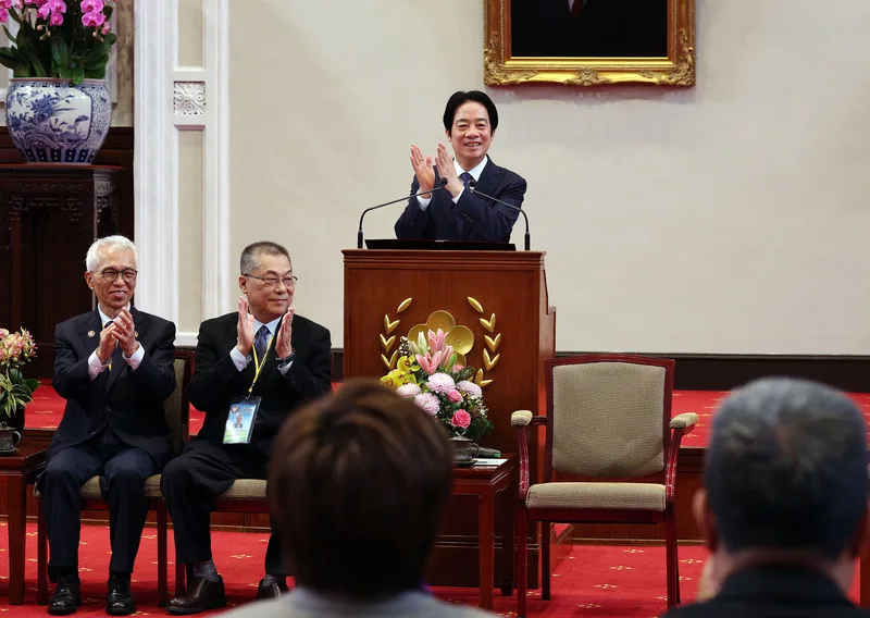 總統賴清德(後左3)9日上午接見亞洲台灣客家聯合總會2026參訪團,致詞歡迎訪團成員客家鄉親回到台灣。中央社