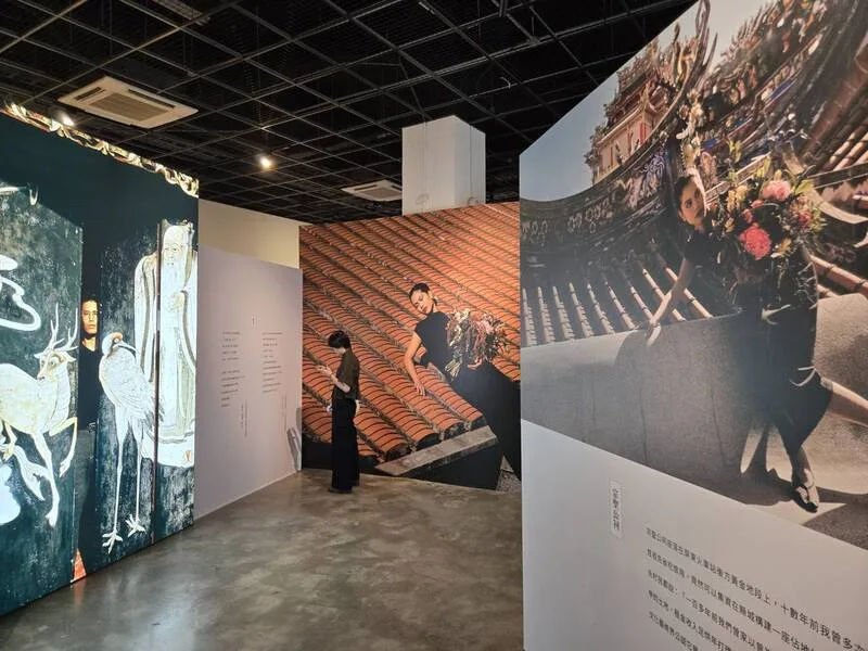 屏菸1936文化基地整修後重新開放，客家館推出首檔特展「就在前方，我那依山依水的客家」，縣府透過策展，將文學中所描繪客家場域轉化為具體影像，讓觀眾從文學出發認識六堆、親近客家文化。中央社