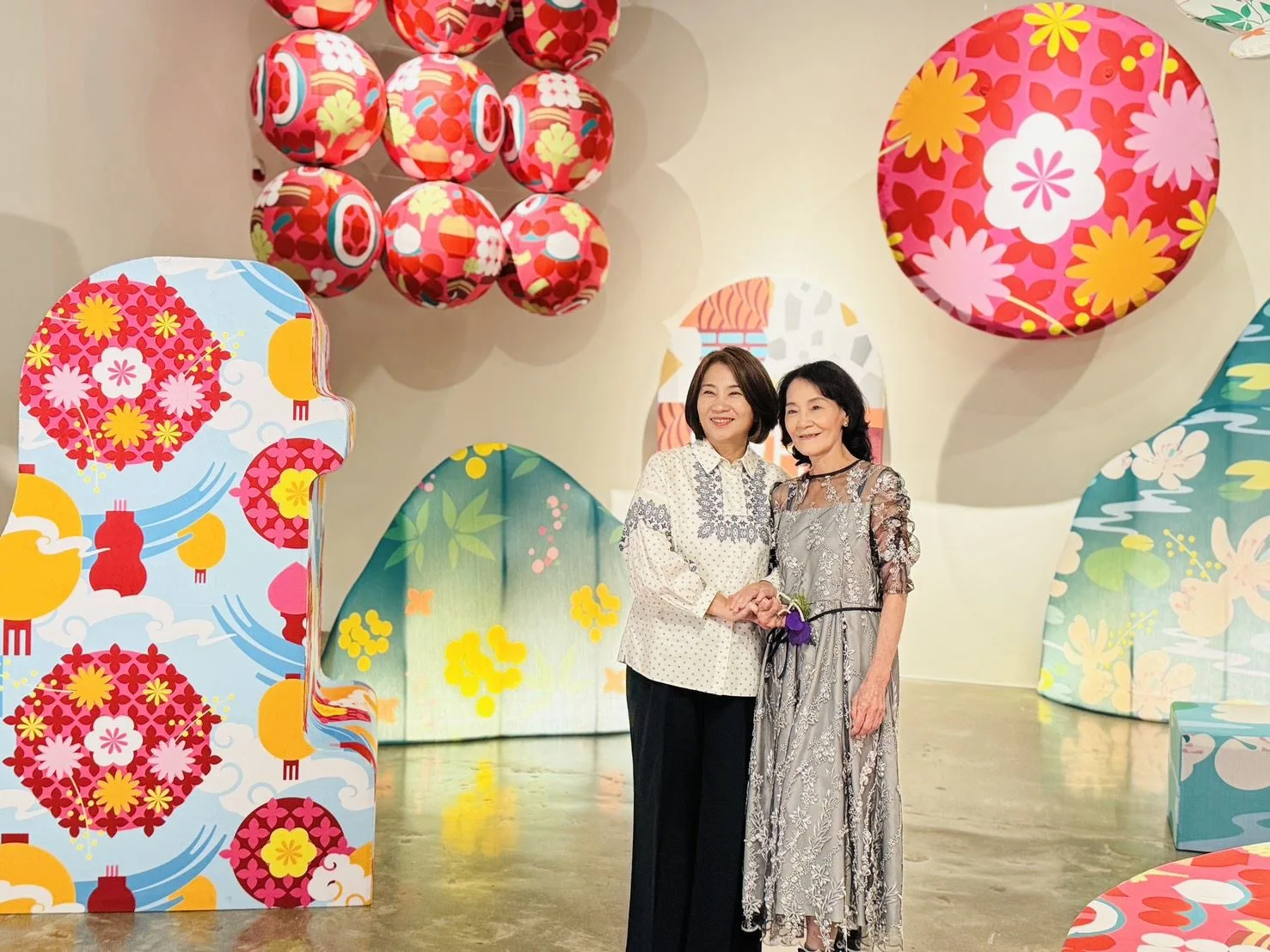 屏東縣長周春米與曾貴海醫師遺孀增黃翠茂夫人合照。屏東縣政府提供